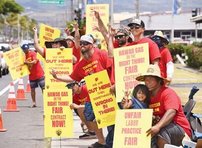 Hawaii Gas Co. workers picket outside the Kahului office on June 1. The Maui News / MATTHEW THAYER photo